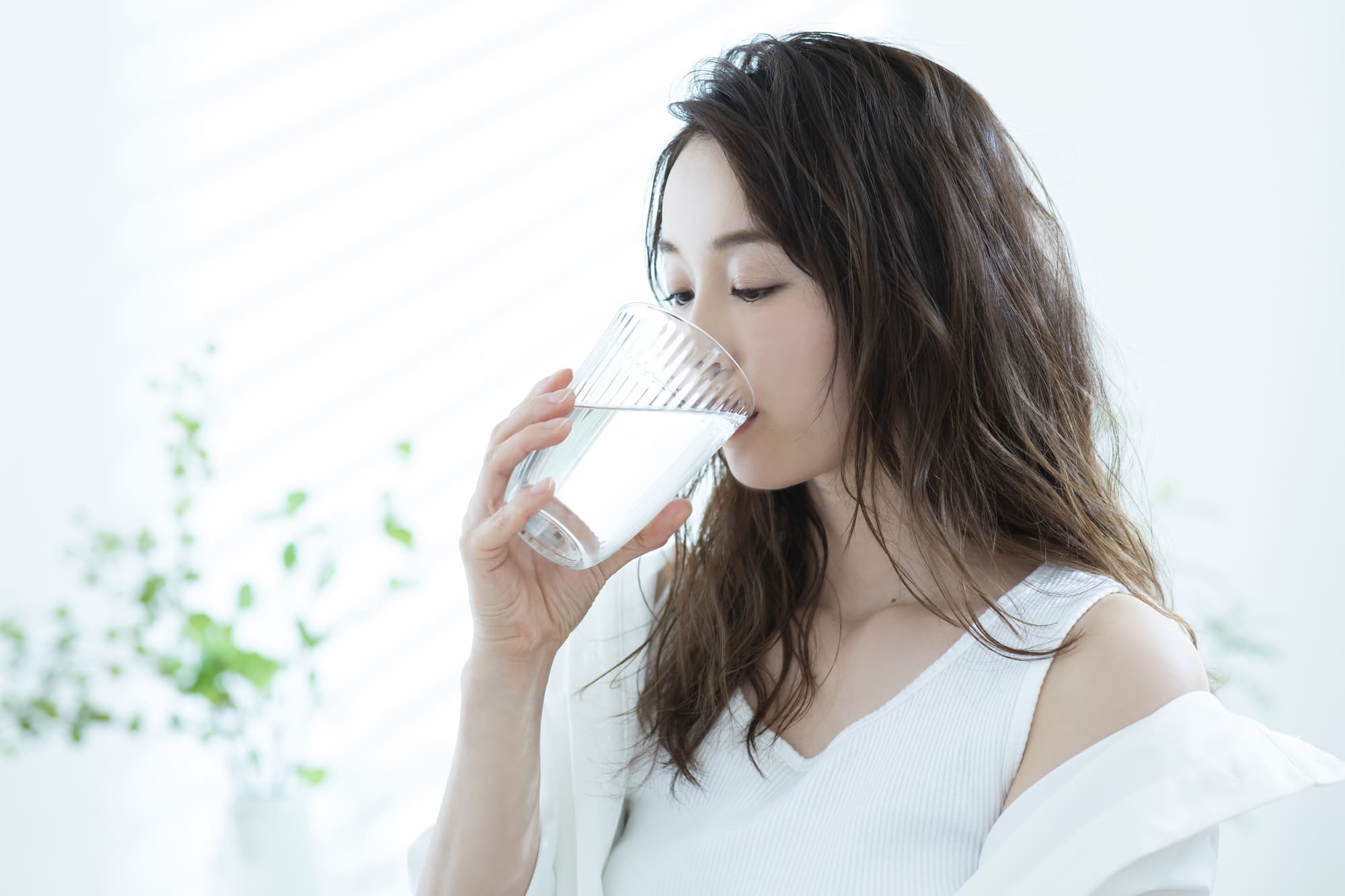 水を飲む人